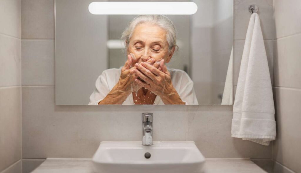 Dermatologen warnen: Dieser Hygienefehler ab 60 lässt die Haut schneller altern