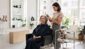 Haare natürlich aufhellen: Die sanfte Methode, die Friseure für graues Haar nutzen